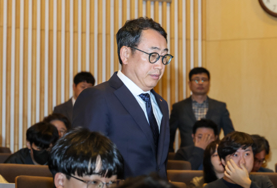 유영상 SK텔레콤 대표이사가 지난달 25일 서울 중구 SKT타워 수펙스홀에서 SK텔레콤 이용자 유심(USIM) 정보가 해커 공격으로 유출된 것과 관련해 사과하기 위해 단상으로 향하고 있다. 이슬기기자 9904sul@